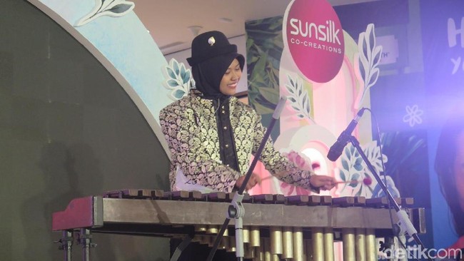 Penampilan peserta ke-20 menutup audisi dengan manis oleh Nabila. Ia memainkan alat musik xylophone sambil juga menyanyi. Xylophone sendiri sering jadi bagian dari marching band. Selain itu, Nabila Sofiarani juga jago bermain tuba. Foto: Rahmi Anjani/Wolipop