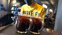 Mengenakan masker, pemain drama The Last Empress ini ternyata suka menikmati minuman manis juga. Foto: Instagram@shin_sung_rok