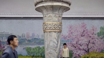 Interior dari stasiun kereta bawah tanah ini tampak mewah tapi juga sekaligus jadul. Terdapat banyak pilar yang dilapisi marmer, lalu lampu gantung, dan lukisan Kim Jong-il. (Foto: Reuters)