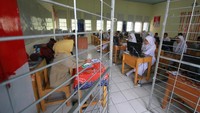 Sejumlah siswa mengikuti Ujian Nasional Berbasis Komputer (UNBK) Tahun 2019 di SMA Negeri 2 Banjarmasin, Kalimantan Selatan, Senin (1/4/2019). ANTARA FOTO/Bayu Pratama S.
