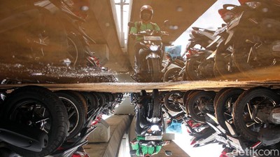 Parkir MRT Lebak Bulus Mulai Ramai Diisi Kendaraan