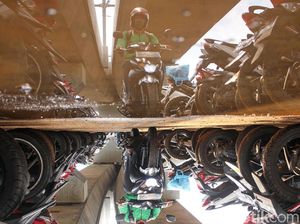 Parkir MRT Lebak Bulus Mulai Ramai Diisi Kendaraan