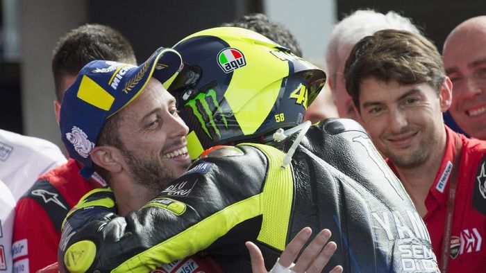 MotoGP Argentina RIO HONDO, ARGENTINA - MARCH 31: Valentino Rossi of Italy and Yamaha Factory Racing celebrates withAndrea Dovizioso of Italy and Ducati Team (R) under the podium at the end of the MotoGP race during the MotoGp of Argentina - Race on March 31, 2019 in Rio Hondo, Argentina. (Photo by Mirco Lazzari gp/Getty Images)