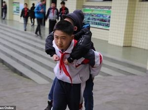 Viral, Kisah Bocah Gendong Teman yang Lumpuh Tiap Hari Selama 6 Tahun