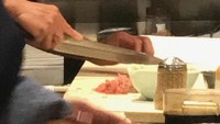 Salah satu makanan favoritnya ada sushi, ia sering tertangkap kamera mampir ke restoran sushi sendirian. Jika seperti ini, Nicolas terlihat seperti orang biasa ya? Foto: Istimewa