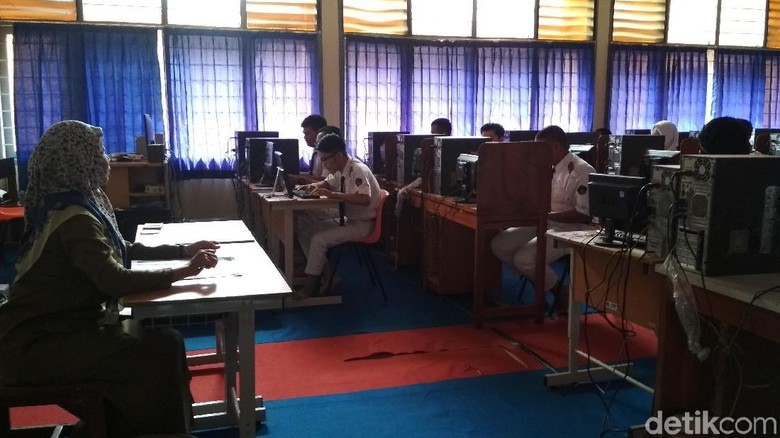 Lancar, UNBK SMA di Cirebon Dibagi Hingga Tiga Sesi Lancar, UNBK SMA di Cirebon Dibagi Hingga Tiga Sesi