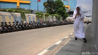 Padahal di sekitar lokasi sudah tersedia lahan parkir resmi (park and ride).