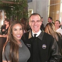 “Selanjutnya, saya berjalan ke meja untuk meletakkan barang-barang saya di ransel. Dia meraih bokongku dan meremasnya dengan kedua tangannya. Lalu dia pergi tanpa mengatakan apa-apa padaku dan tertawa,” cerita Jenny seperti dilansir dari BBC. Foto: Dok. Facebook Jenny Sushe