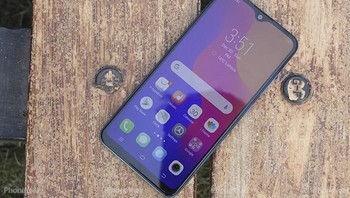 Vivo Y91 2019 dibekali prosesor Mediatek 6762R dipadukan RAM 2 GB dan memori internal 32 GB. Layarnya 6,22 inch resolusi 720 X 1520 pixel. Kamera belakang 13 MP dan  2 megapixel serta kamera depan 8 megapixel. Dilengkapi pula pemindai wajah dan sidik jari. Adapun baterai 4030 mAh. Harganya di kisaran Rp 1,89 juta. Foto: istimewa