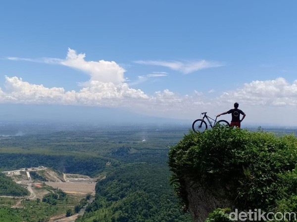 Liburan ke Ponorogo, kamu harus coba kegiatan Mountain Bike alias MTB. (Charolin Pebrianti/detikcom) Liburan ke Ponorogo, kamu harus coba kegiatan Mountain Bike alias MTB. (Charolin Pebrianti/detikcom)