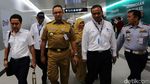 Momen Anies Baswedan Ngantor Naik MRT