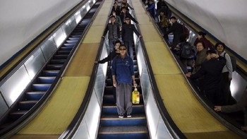 Eskalator yang sangat tinggi, butuh waktu empat menit untuk sampai ke bawah atau atas. Selama di eskalator, penumpang MRT akan didengarkan lagu kebangsaan Korut. (Foto: Reuters)