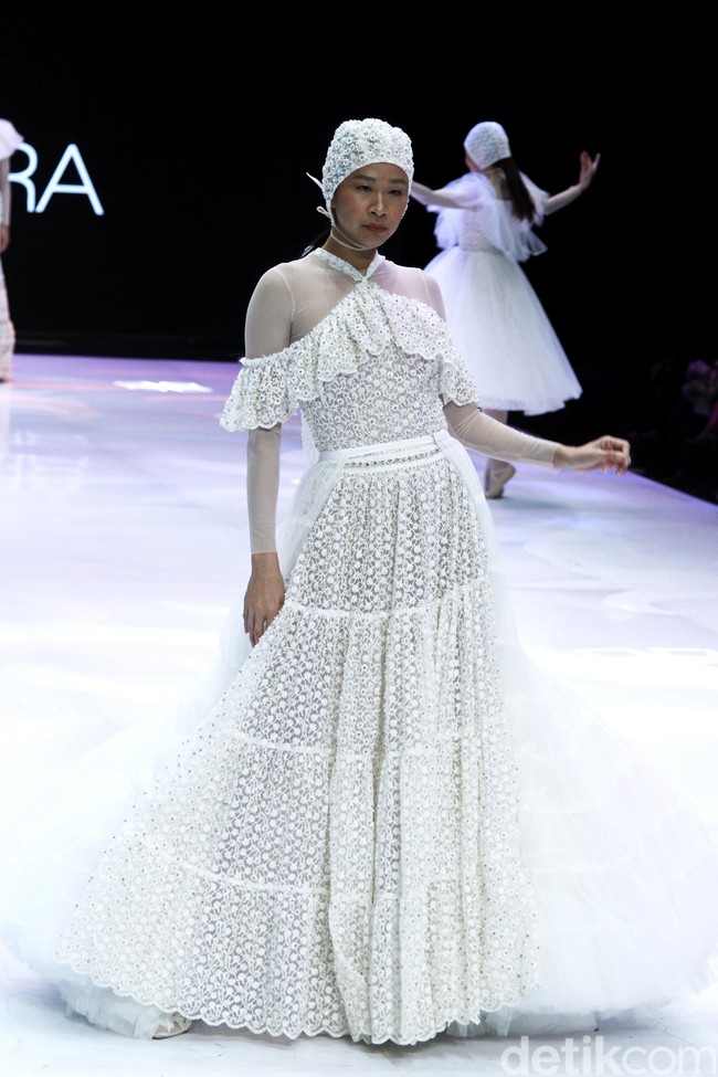 Fashion show enam desainer Indonesia yang berkolaborasi dengan Wardah, mengangkat keindahan Borneo atau Kalimantan di panggung Indonesia Fashion Week 2019, Jakarta Convention Center, Senayan, Jakarta, Sabtu, [30/03/2019]. Foto: Mohammad Abduh/Wolipop