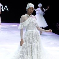 Fashion show enam desainer Indonesia yang berkolaborasi dengan Wardah, mengangkat keindahan Borneo atau Kalimantan di panggung Indonesia Fashion Week 2019, Jakarta Convention Center, Senayan, Jakarta, Sabtu, [30/03/2019]. Foto: Mohammad Abduh/Wolipop