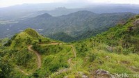 Di sini pengendara ditantang dengan medan tanjakan dan turunan lengkap dengan bebatuan serta dikelilingi jurang. (Charolin Pebrianti/detikcom)
