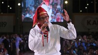 Sandiaga mengatakan bahwa Erwin harus menjadi karyawan di dealer Mitsubishi hingga akhirnya mati-matian menjadi pengusaha sukses. 
