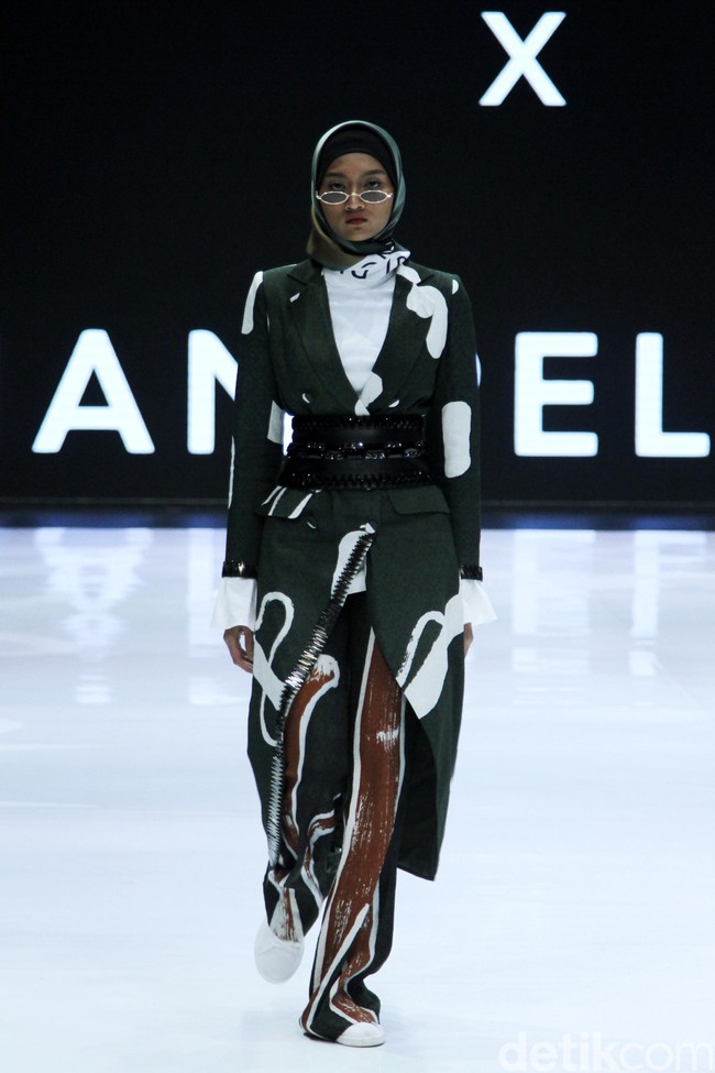 Fashion show enam desainer Indonesia yang berkolaborasi dengan Wardah, mengangkat keindahan Borneo atau Kalimantan di panggung Indonesia Fashion Week 2019, Jakarta Convention Center, Senayan, Jakarta, Sabtu, [30/03/2019]. Foto: Mohammad Abduh/Wolipop