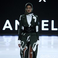 Fashion show enam desainer Indonesia yang berkolaborasi dengan Wardah, mengangkat keindahan Borneo atau Kalimantan di panggung Indonesia Fashion Week 2019, Jakarta Convention Center, Senayan, Jakarta, Sabtu, [30/03/2019]. Foto: Mohammad Abduh/Wolipop