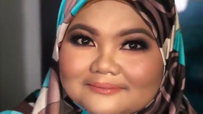Sentuhan magisnya pada wajah Effa telah mengumpulkan banyak pujian dari netizen dengan mayoritas dari mereka mengagumi hasil makeupnya. Isma juga dipuji netizen karena telah membantu saudara perempuannya mewujudkan mimpinya untuk lebih percaya diri dengan penampilannya. Foto: dok. Screenshot Twitter