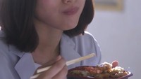 Wah lagi makan apa ini ya? Kok pose makannya terlihat sambil bengong. Foto: instagram @satomiishihara