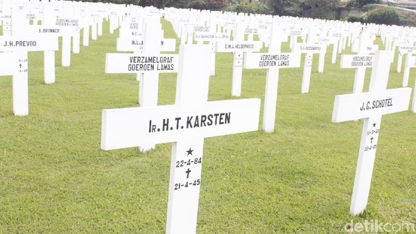 Kendati begitu, di antara deretan makam tersebut bersemayam sosok arsitek Hindia Belanda, HT Karsten yang menjadi perancang 11 kota di Indonesia. Perancang yang mahsyur itu menghembuskan nafas terakhirnya di Cimahi. (Yudha Maulana/detikcom) Kendati begitu, di antara deretan makam tersebut bersemayam sosok arsitek Hindia Belanda, HT Karsten yang menjadi perancang 11 kota di Indonesia. Perancang yang mahsyur itu menghembuskan nafas terakhirnya di Cimahi. (Yudha Maulana/detikcom)