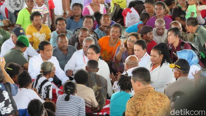 Sambangi Korban Banjir Sentani, Jokowi Bahas Relokasi Rumah Warga Sambangi Korban Banjir Sentani, Jokowi Bahas Relokasi Rumah Warga