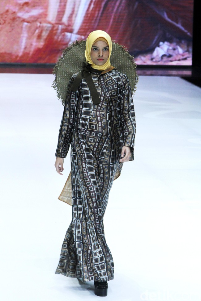 Fashion show busana muslim Shafira ini mengangkat tema bertajuk World Wonderer di Indonesia Fashion Week 2019, Jakarta Convention Center, Senayan, Jakarta. Jumat, [29/03/2019]. Foto: Mohammad Abduh/Wolipop