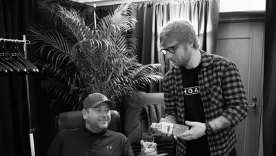 Momen Seru dan Lucu Saat Ed Sheeran Kulineran Bareng Pengawal Kesayangannya