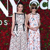 Kenalan dengan Bee Shaffer, putri cantik Anna Wintour, bos majalah Vogue AS yang tak kalah stylih dari ibunya. Bee menceritakan bahwa sejak kecil sudah akrab dengan dunia fashion tapi tetap tak tertarik.  Foto: Getty Images