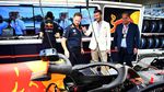 Pesona Beckham Saat Jadi Pengibar Bendera Finis di F1 GP Bahrain
