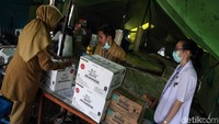 Selain tenda pengungsian, sejumlah bantuan lain terus berdatangan untuk warga yang tinggal di kolong tol Pluit. Makanan, pakaian hingga obat-obatan sangat dibutuhkan warga sebab kebakaran tersebut tak hanya menghanguskan lapak mereka tetapi juga berbagai benda berharga.