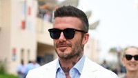 Beckham hadir mengenakan setelan jas berwarna putih dan kemeja berwarna biru dalam acara tersebut. Penampilannya makin memukau saat ia mengenakan kacamata hitam. Clive Mason/Getty Images.