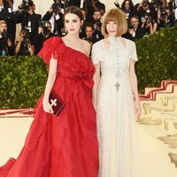 Dia tidak terobsesi dengan baju baru atau mengoleksi aksesori. Aku tipe orang yang bisa pakai baju yang sama sepanjang waktu. Terkesan klise, tapi aku memang suka pakai jeans dan kaus, ujarnya, seperti dikutip Teen Vogue.  Foto: Getty Images