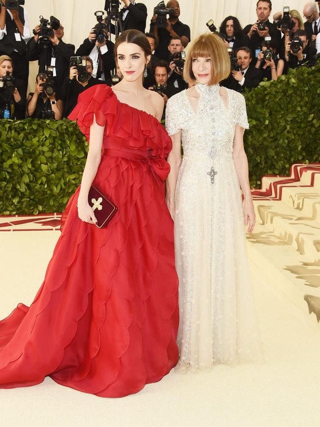 Dia tidak terobsesi dengan baju baru atau mengoleksi aksesori. Aku tipe orang yang bisa pakai baju yang sama sepanjang waktu. Terkesan klise, tapi aku memang suka pakai jeans dan kaus, ujarnya, seperti dikutip Teen Vogue.  Foto: Getty Images