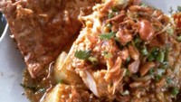 Lontong tahu disiram bumbu kacang yang digerus agak kasar hingga rasanya renyah. Tambahan kecap manis bikin rasanya makin legit gurih. Apalagi disantap dengan tempe goreng yang renyah garing. Foto : Instagram @lisaskusuma