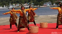 Salah satunya Tarian Tron U Laot yang ditampilkan sekelompok remaja Sabang (Agus Setyadi/detikcom)