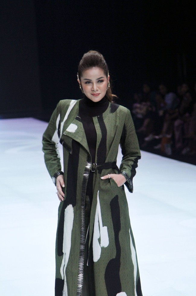 Olla Ramlan kerap digandeng para desainer Indonesia untuk menjadi muse di acara peragaan busana. Lenggak lenggoknya di catwalk terlihar profesional saat menjadi muse busana karya Dian Pelangi di Indonesia Fashion Week 2019, Sabtu (30/03/2019) di Jakarta Convention Center. Foto: Muhammad Abduh/Wolipop