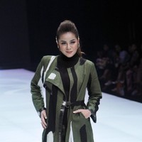  Olla Ramlan kerap digandeng para desainer Indonesia untuk menjadi muse di acara peragaan busana. Lenggak lenggoknya di catwalk terlihar profesional saat menjadi muse busana karya Dian Pelangi di Indonesia Fashion Week 2019, Sabtu (30/03/2019) di Jakarta Convention Center. Foto: Muhammad Abduh/Wolipop