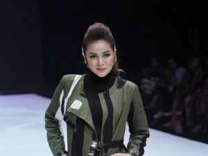 Lenggak Lenggok Olla Ramlan hingga Natasha Rizki di Catwalk IFW 2019
