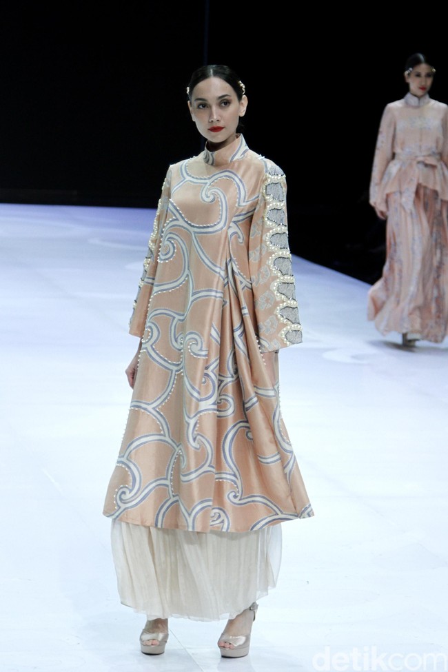 Fashion show enam desainer Indonesia yang berkolaborasi dengan Wardah, mengangkat keindahan Borneo atau Kalimantan di panggung Indonesia Fashion Week 2019, Jakarta Convention Center, Senayan, Jakarta, Sabtu, [30/03/2019]. Foto: Mohammad Abduh/Wolipop