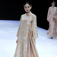 Fashion show enam desainer Indonesia yang berkolaborasi dengan Wardah, mengangkat keindahan Borneo atau Kalimantan di panggung Indonesia Fashion Week 2019, Jakarta Convention Center, Senayan, Jakarta, Sabtu, [30/03/2019]. Foto: Mohammad Abduh/Wolipop