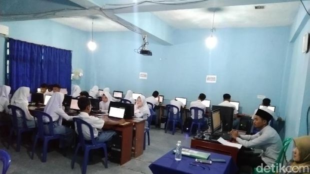 UNBK Tiga SMA Digabung, Siswa di Ciamis Ini Nginap di Sekolah