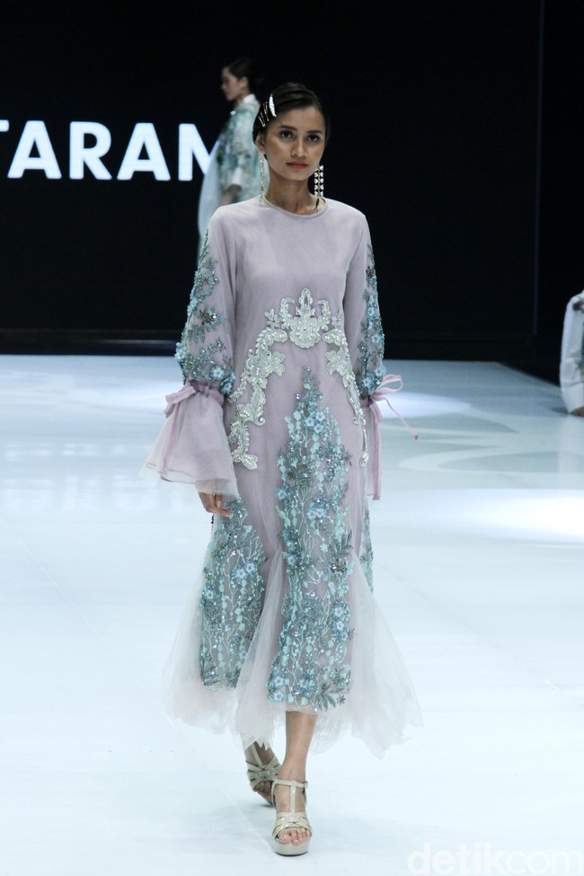 Fashion show enam desainer Indonesia yang berkolaborasi dengan Wardah, mengangkat keindahan Borneo atau Kalimantan di panggung Indonesia Fashion Week 2019, Jakarta Convention Center, Senayan, Jakarta, Sabtu, [30/03/2019]. Foto: Mohammad Abduh/Wolipop