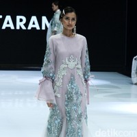 Fashion show enam desainer Indonesia yang berkolaborasi dengan Wardah, mengangkat keindahan Borneo atau Kalimantan di panggung Indonesia Fashion Week 2019, Jakarta Convention Center, Senayan, Jakarta, Sabtu, [30/03/2019]. Foto: Mohammad Abduh/Wolipop