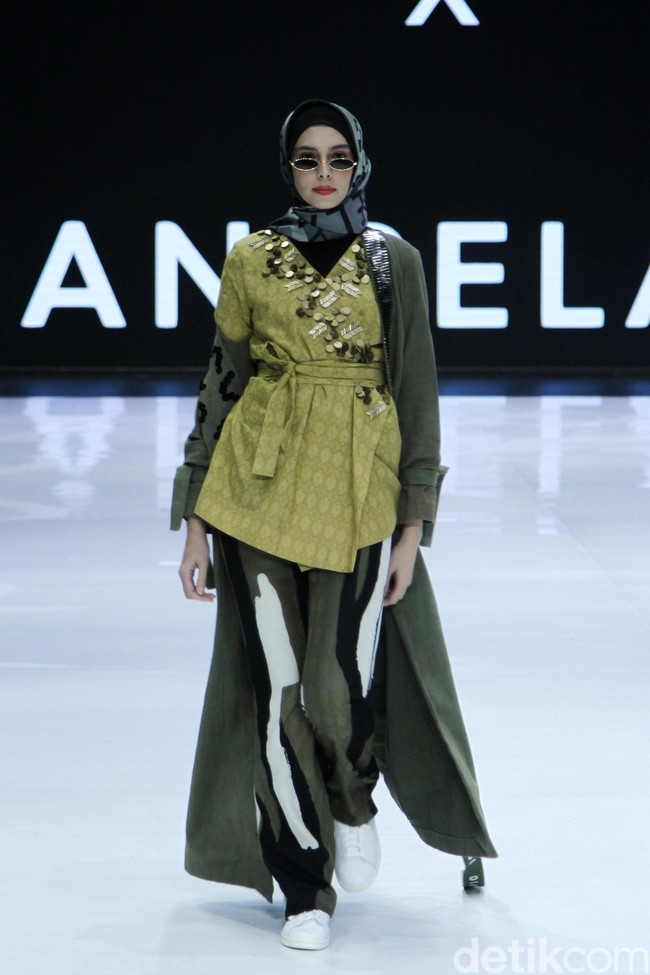 Fashion show enam desainer Indonesia yang berkolaborasi dengan Wardah, mengangkat keindahan Borneo atau Kalimantan di panggung Indonesia Fashion Week 2019, Jakarta Convention Center, Senayan, Jakarta, Sabtu, [30/03/2019]. Foto: Mohammad Abduh/Wolipop