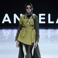 Fashion show enam desainer Indonesia yang berkolaborasi dengan Wardah, mengangkat keindahan Borneo atau Kalimantan di panggung Indonesia Fashion Week 2019, Jakarta Convention Center, Senayan, Jakarta, Sabtu, [30/03/2019]. Foto: Mohammad Abduh/Wolipop