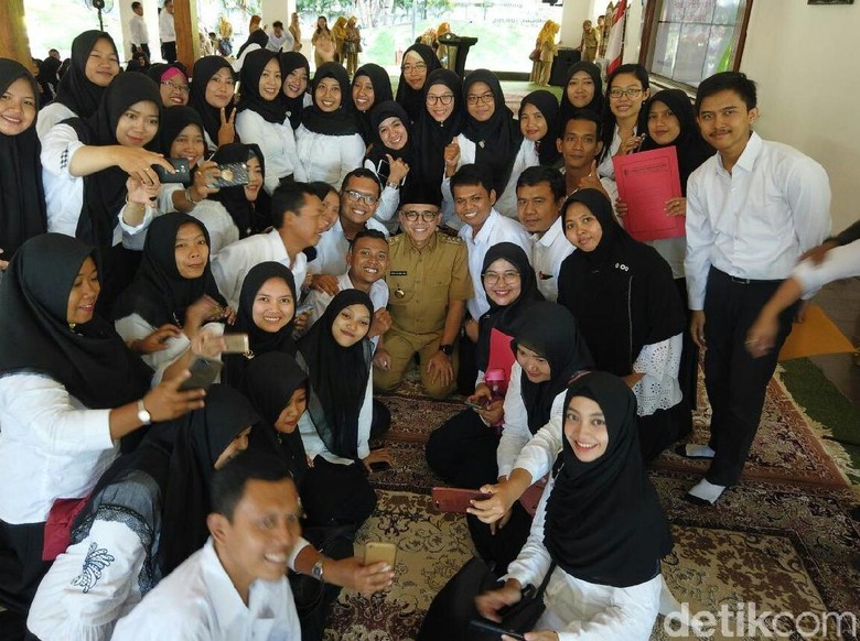 Serahkan SK, Bupati Anas Minta 538 CPNS Kerja Keras Bangun Banyuwangi Serahkan SK, Bupati Anas Minta 538 CPNS Kerja Keras Bangun Banyuwangi