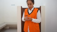 Ayu pun kaget ketika tahu dia dipolisikan. Sebab, kala itu dia tengah proses rujuk dengan suami pertamanya dan tinggal di Jawa. Suami pertama mau ngajak rujuk, enam bulan saya di sana. Tahu-tahu sudah masuk FB saya selingkuh, ujar Ayu.