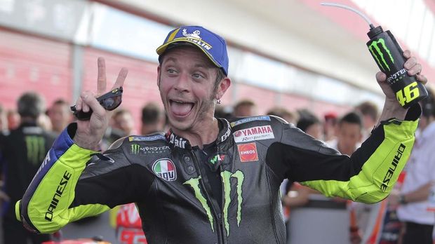 Valentino Rossi masih tampil kompetitif di MotoGP 2019 pada usia 40. (