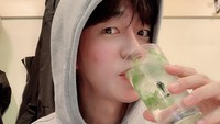 Sluurp! Segarnya menikmati segelas infused water dengan tambahan daun mint yang menyegarkan. Foto: Instagram@shin_sung_rok